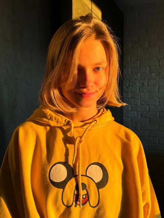 Саша Квашеная модница с каре в желтой толстовке